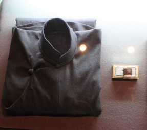 Long garment worn by Luo Yinong, Commemorative Badge of Lenin