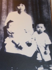Yang Kaihui with her children